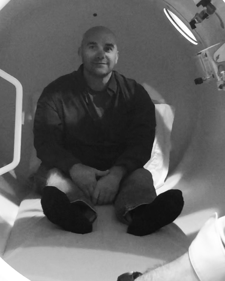 Large, spacious 42-inch hard shell hyperbaric chamber