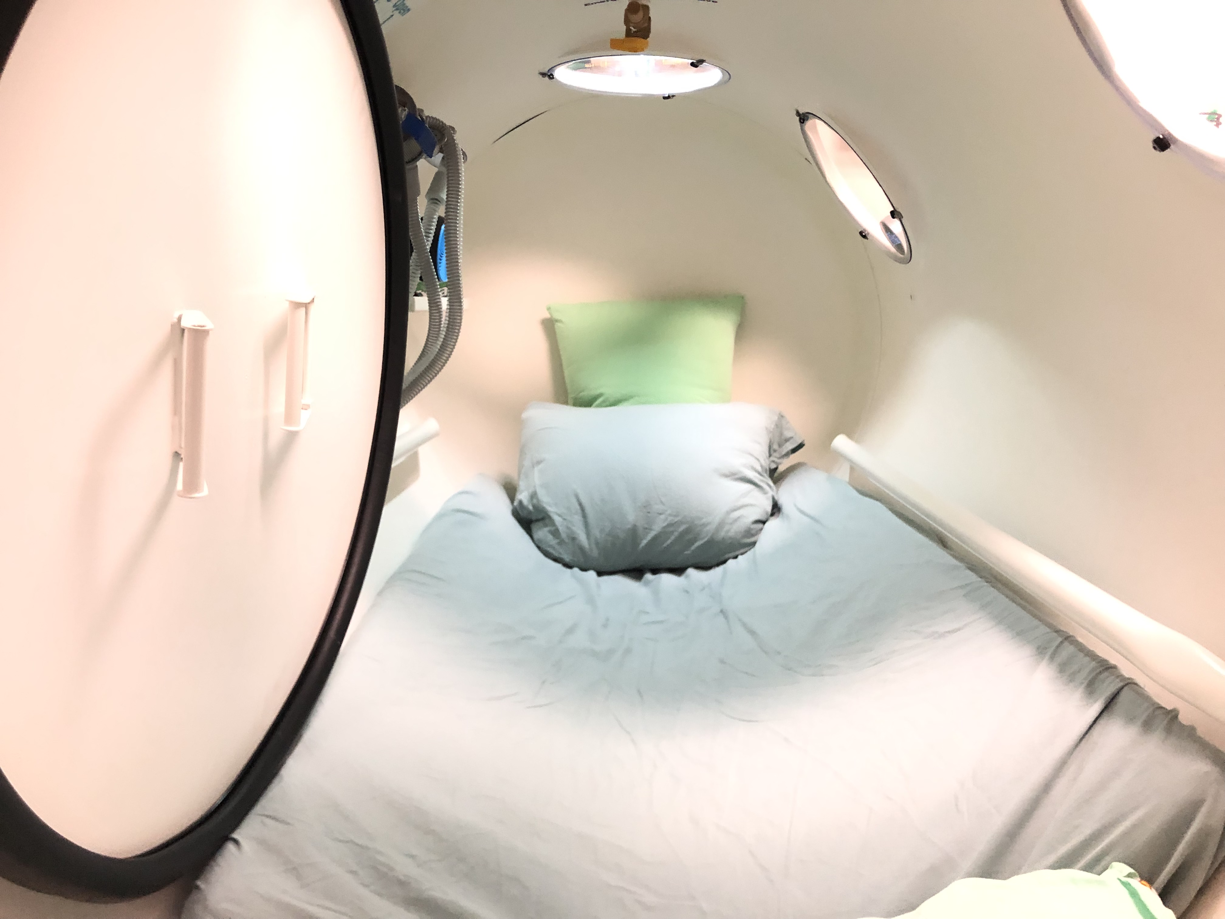 Spacious 42-inch steel hyperbaric chamber